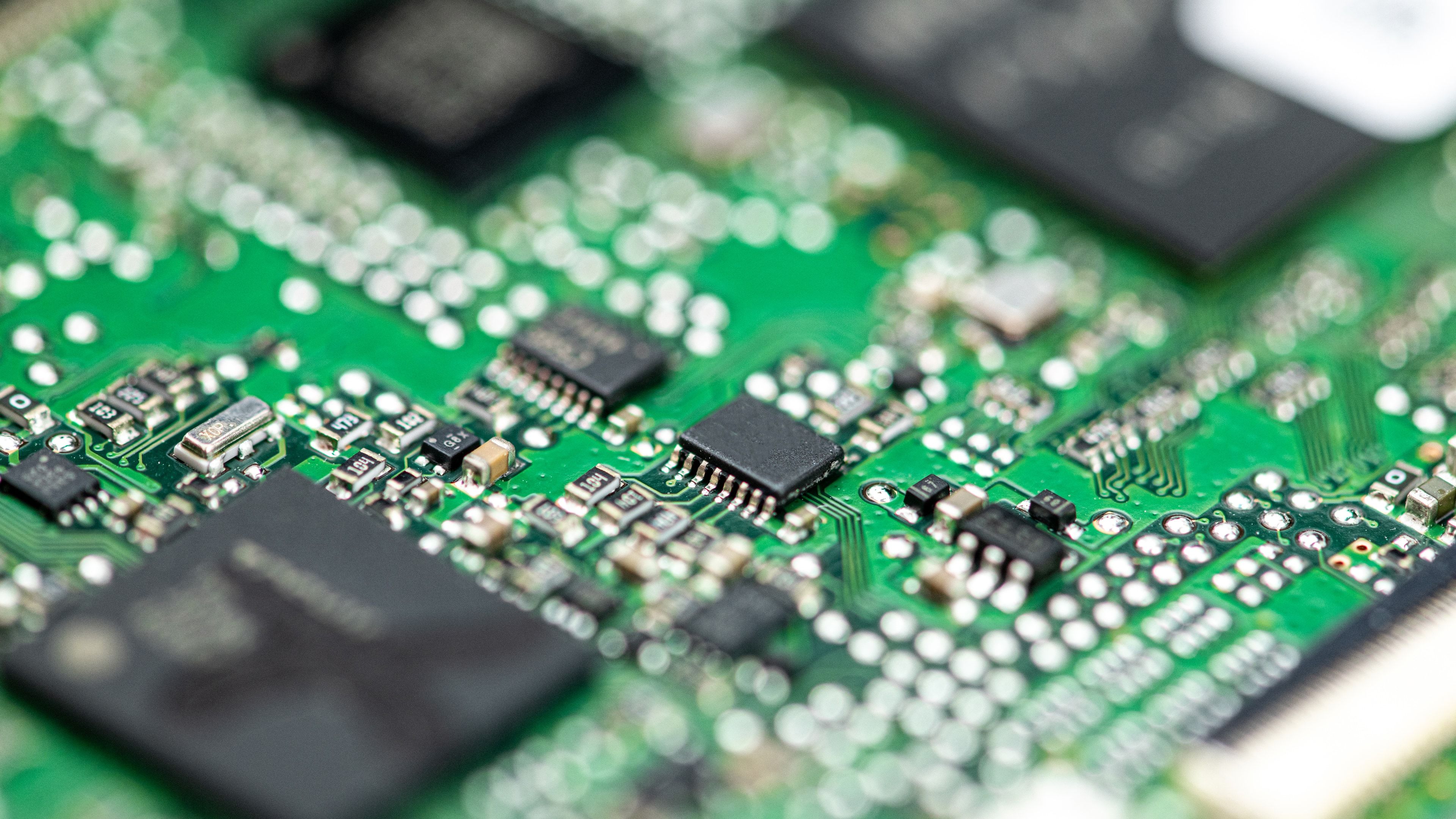 Placa de circuito impreso electrónica en primer plano